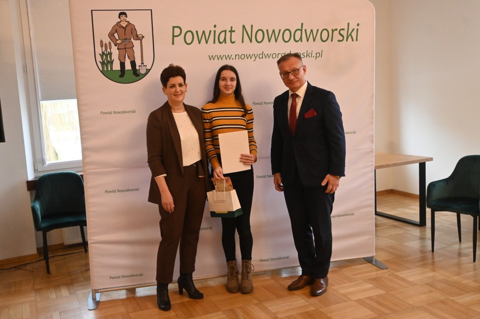 Nowy Dwór Gdański. Laureaci konkursu plastycznego o wiedzy HIV/AIDS nagrodzeni.