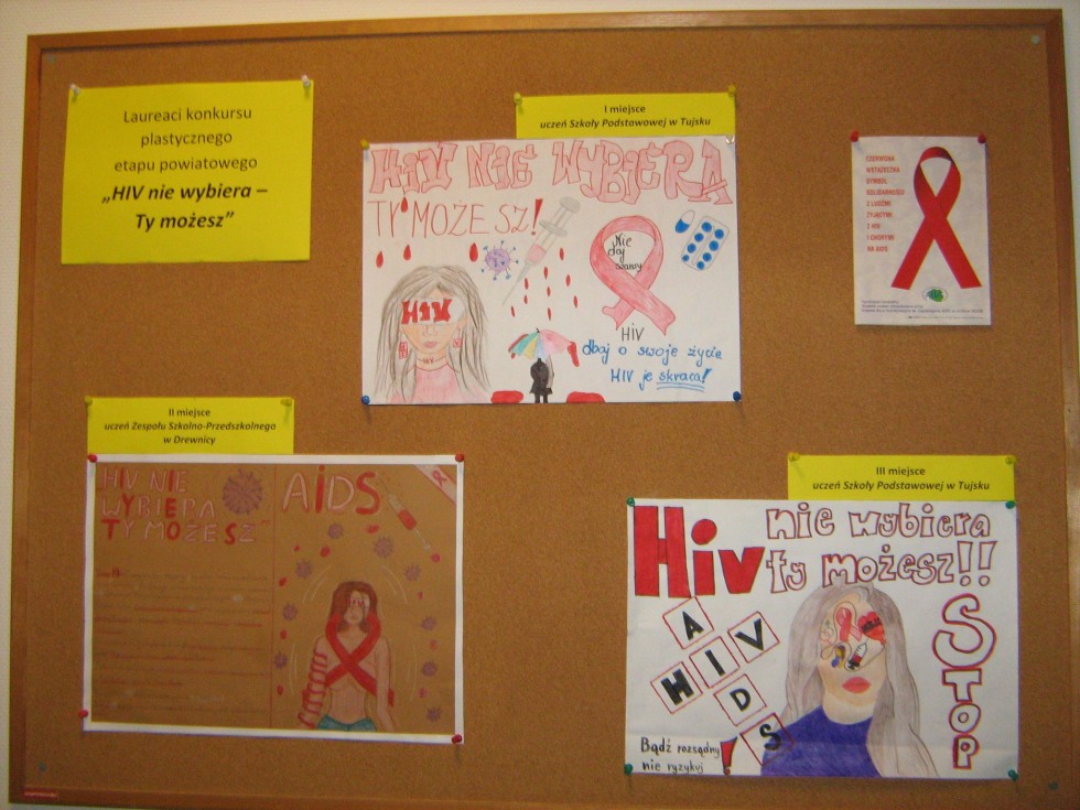 Nowy Dwór Gdański. Laureaci konkursu plastycznego o wiedzy HIV/AIDS nagrodzeni.