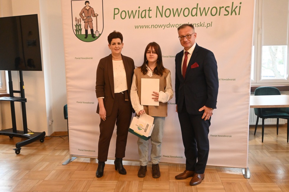 Nowy Dwór Gdański. Laureaci konkursu plastycznego o wiedzy HIV/AIDS nagrodzeni.