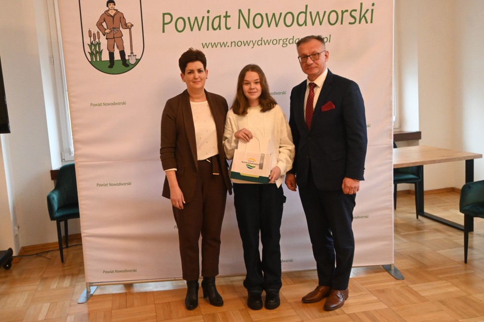 Nowy Dwór Gdański. Laureaci konkursu plastycznego o wiedzy HIV/AIDS nagrodzeni.