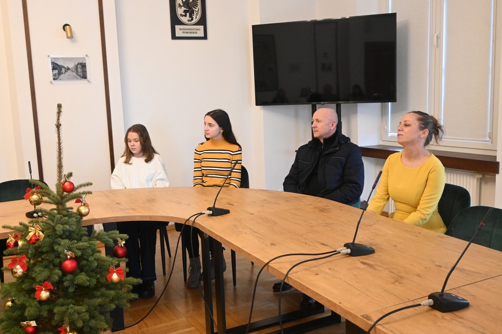 Nowy Dwór Gdański. Laureaci konkursu plastycznego o wiedzy HIV/AIDS nagrodzeni.