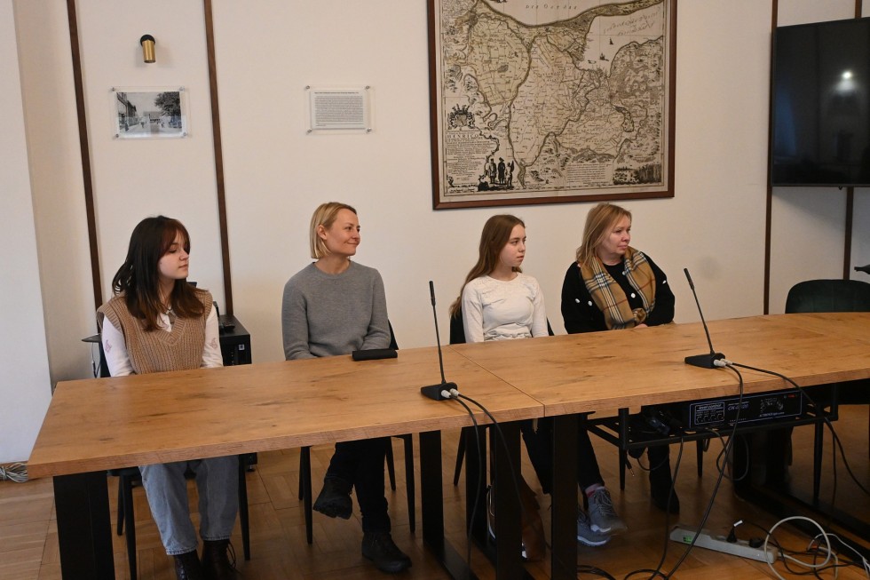 Nowy Dwór Gdański. Laureaci konkursu plastycznego o wiedzy HIV/AIDS nagrodzeni.