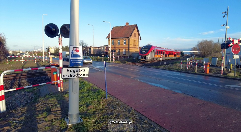 Kiedy w końcu uruchomiona zostanie sygnalizacja świetlna i szlabany na przejeździe kolejowym na ul. de Gaulle'a w Malborku? PKP PLK po raz 4 przekłada termin.