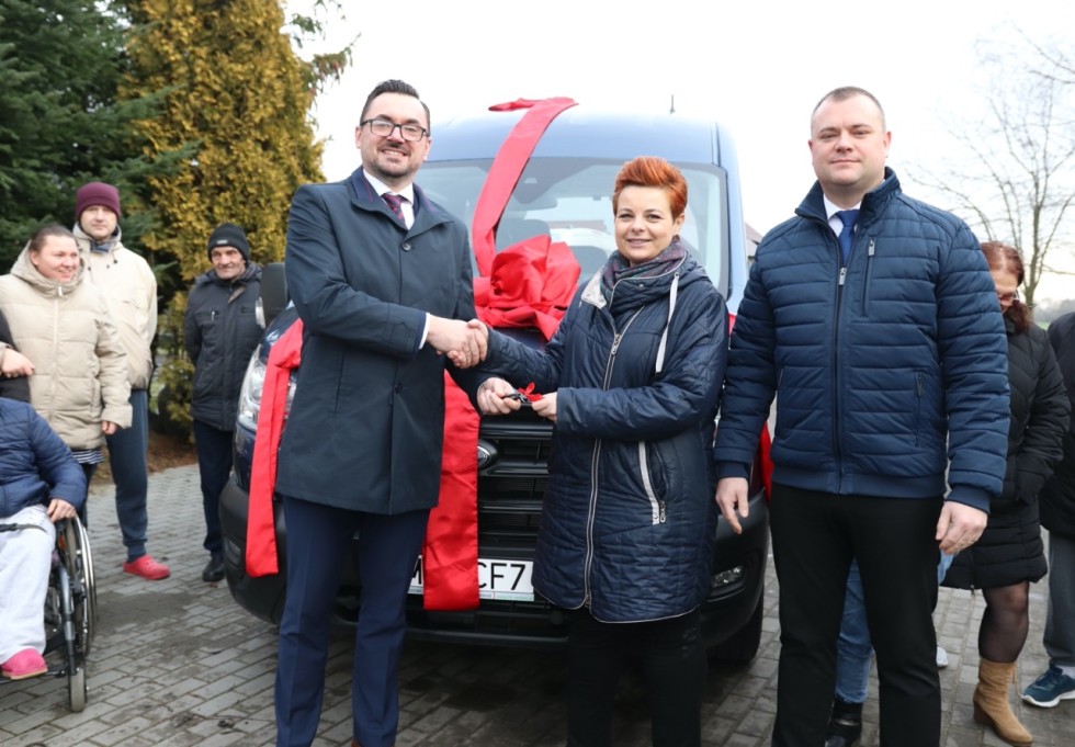 Gmina Miłoradz. Nowy samochód do przewozu osób niepełnosprawnych.