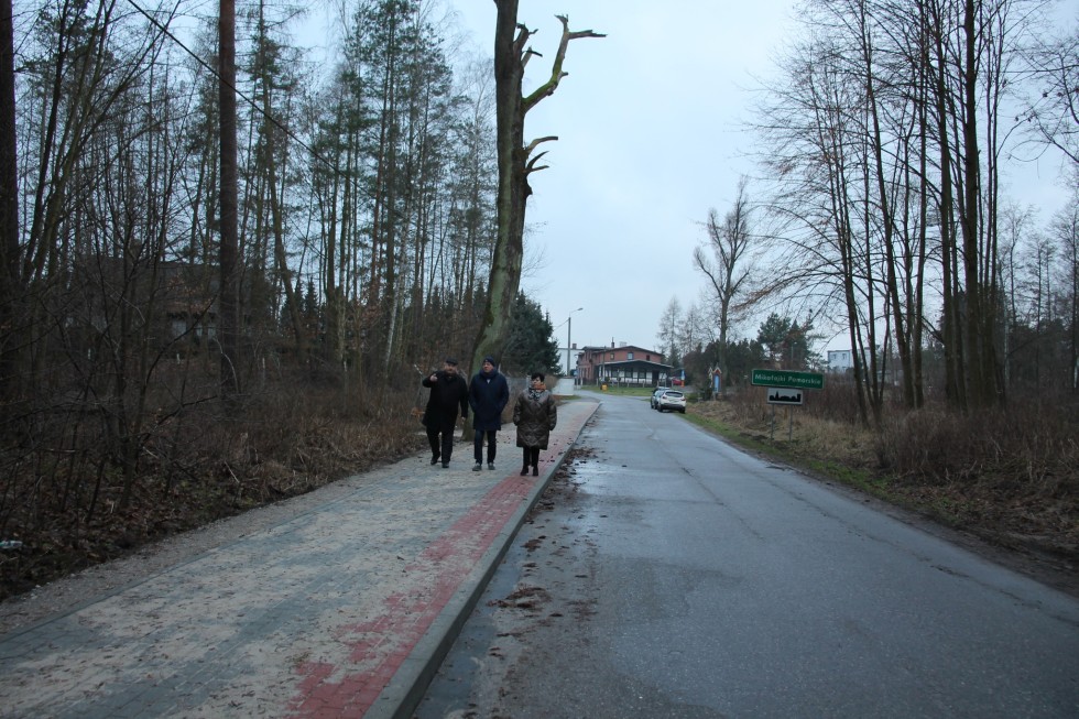 Mikołajki Pomorskie. Nowy chodnik poprawił bezpieczeństwo mieszkańców.