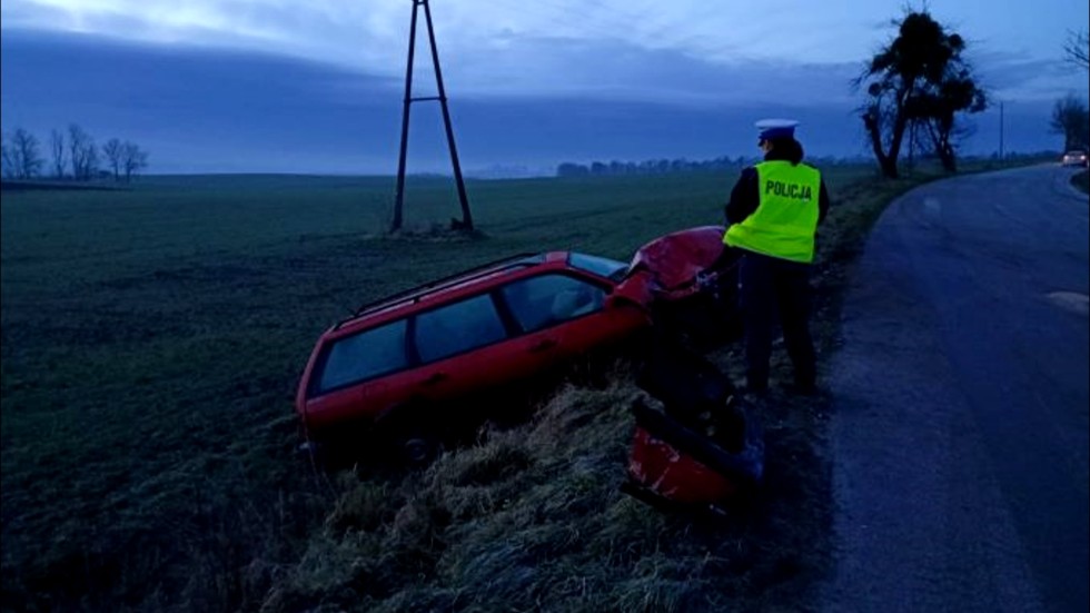 Powiat sztumski. Ślisko na drodze – zderzenie osobówki z autobusem.