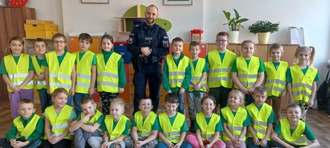 Powiat sztumski. Uczę się bezpieczeństwa – spotkanie policjanta z pierwszoklasistami.