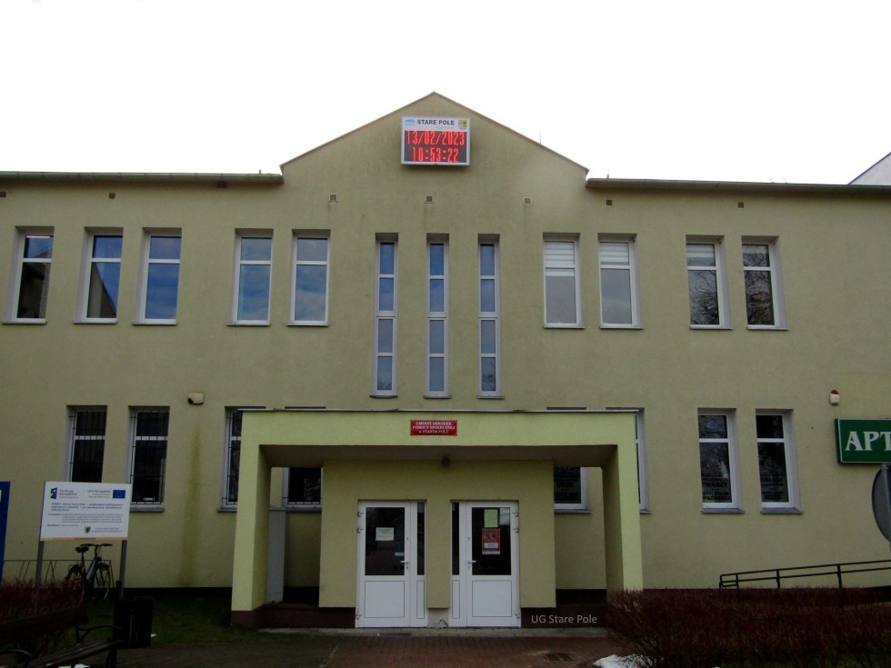 Stare Pole. Nowa tablica informacyjna na budynku Urzędu Gminy.