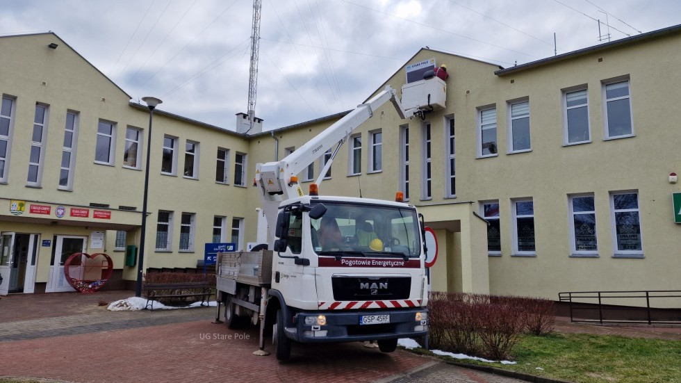 Stare Pole. Nowa tablica informacyjna na budynku Urzędu Gminy.