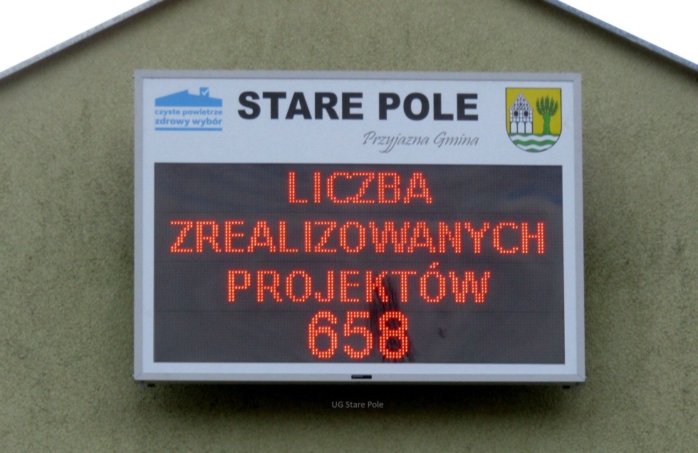 Stare Pole. Nowa tablica informacyjna na budynku Urzędu Gminy.