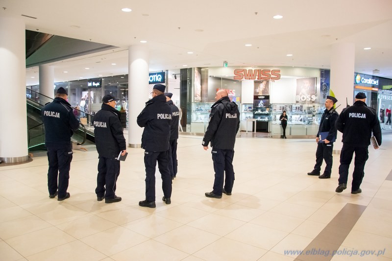 Elbląg. Alarm bombowy w Centrum Handlowym, ewakuowano budynek – ćwiczenia służb mundurowych.