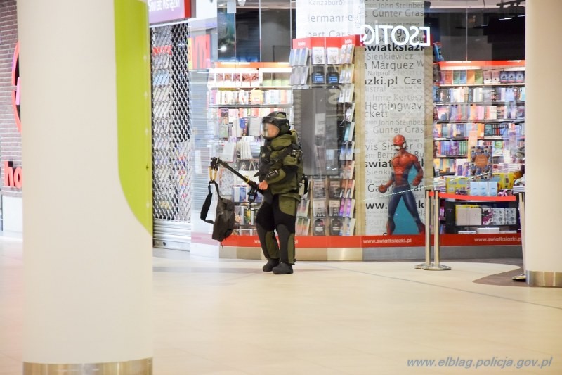 Elbląg. Alarm bombowy w Centrum Handlowym, ewakuowano budynek – ćwiczenia służb mundurowych.