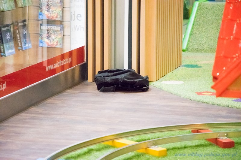 Elbląg. Alarm bombowy w Centrum Handlowym, ewakuowano budynek – ćwiczenia służb mundurowych.