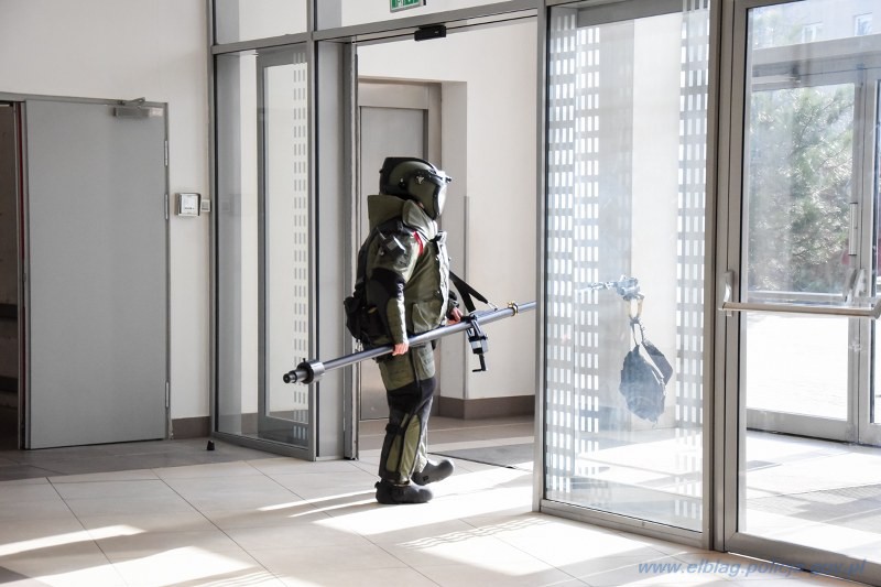 Elbląg. Alarm bombowy w Centrum Handlowym, ewakuowano budynek – ćwiczenia służb mundurowych.