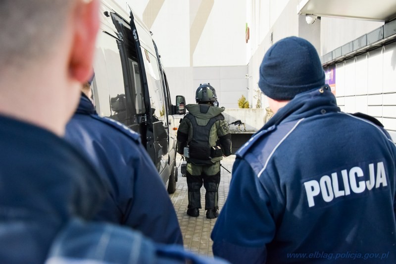 Elbląg. Alarm bombowy w Centrum Handlowym, ewakuowano budynek – ćwiczenia służb mundurowych.
