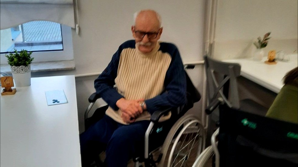 Malbork. Wspólna gra bingo uczniów II LO i pensjonariuszy DPS.