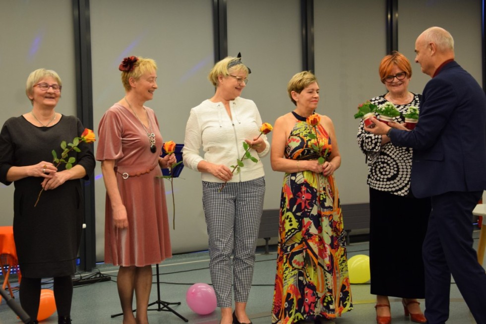 Malbork. Uniwersytet 3 Wieku – Dzień Kobiet i Mężczyzn na wesoło.