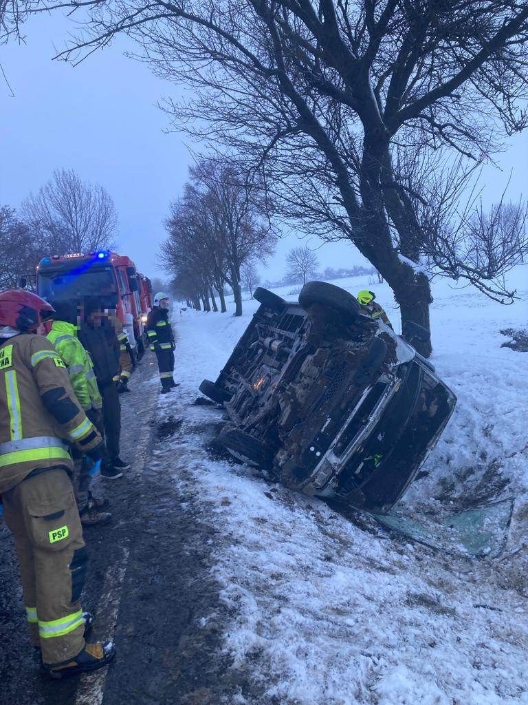 DK55. Bus w rowie w Dębinie – 4 osoby w szpitalu.