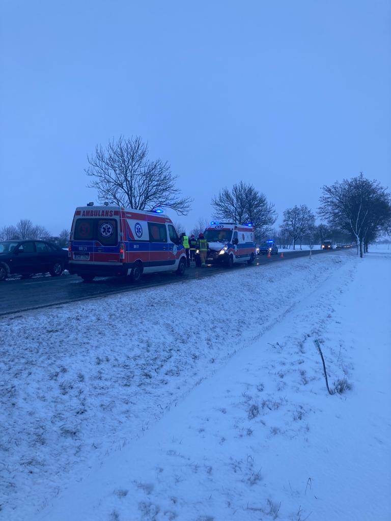 DK55. Bus w rowie w Dębinie – 4 osoby w szpitalu.