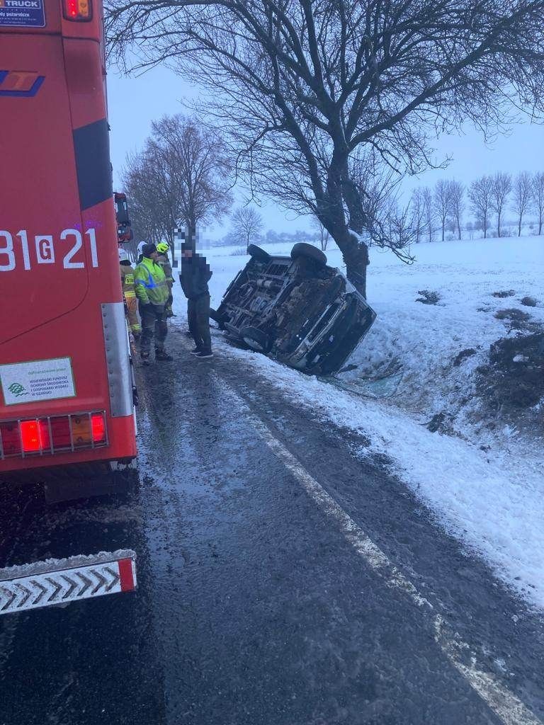 DK55. Bus w rowie w Dębinie – 4 osoby w szpitalu.