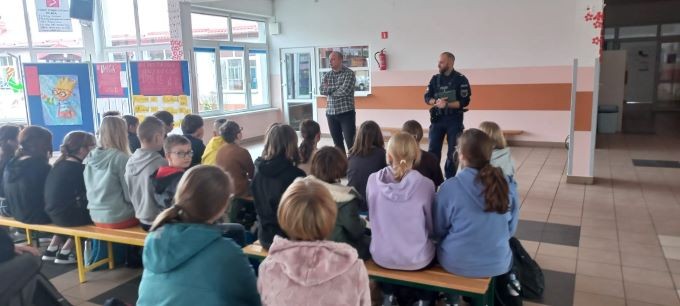Powiat sztumski. Jak poradzić sobie z hejtem? - spotkanie policjantów z młodzieżą.