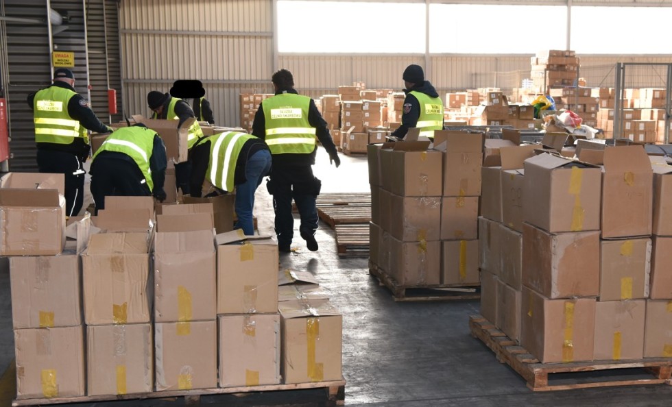 Pomorska KAS zatrzymała nielegalny transport 400 kg haszyszu i leków psychotropowych.