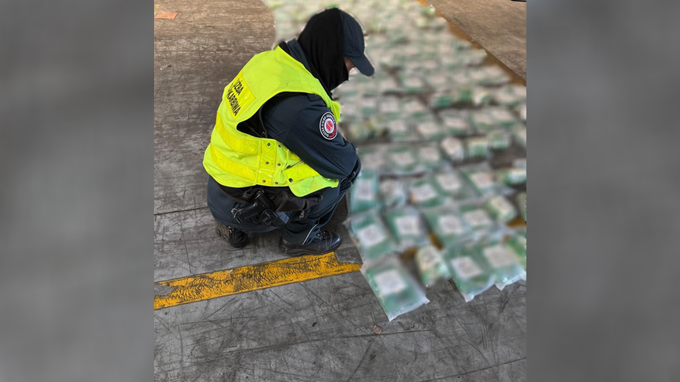 Pomorska KAS zatrzymała nielegalny transport 400 kg haszyszu i leków psychotropowych.