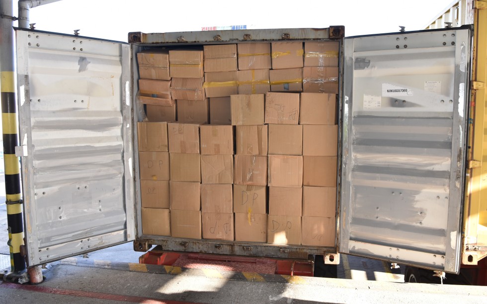 Pomorska KAS zatrzymała nielegalny transport 400 kg haszyszu i leków psychotropowych.
