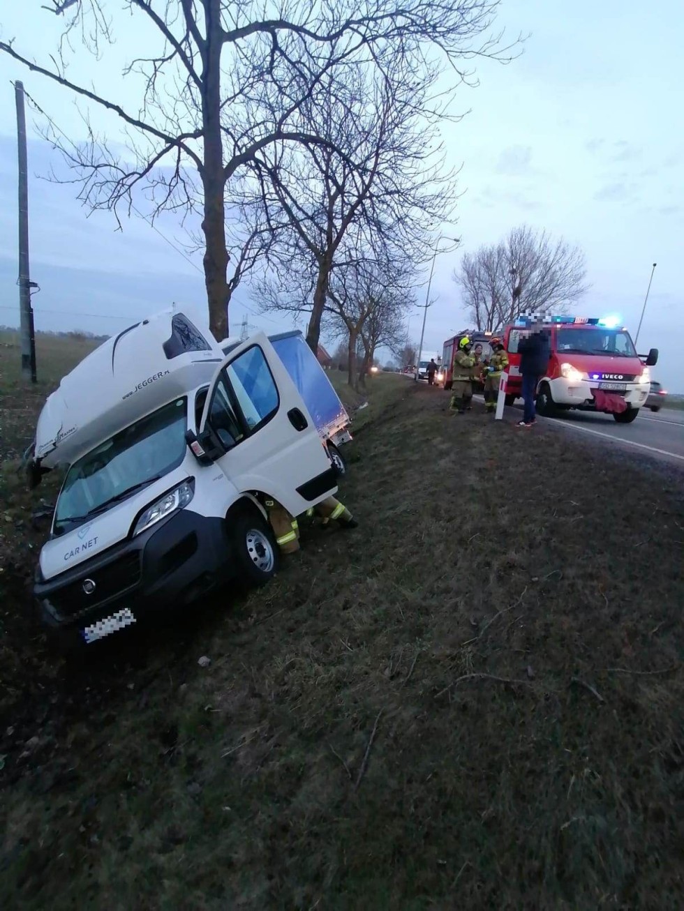 DK22. Samochód dostawczy w rowie – jedna osoba poszkodowana.