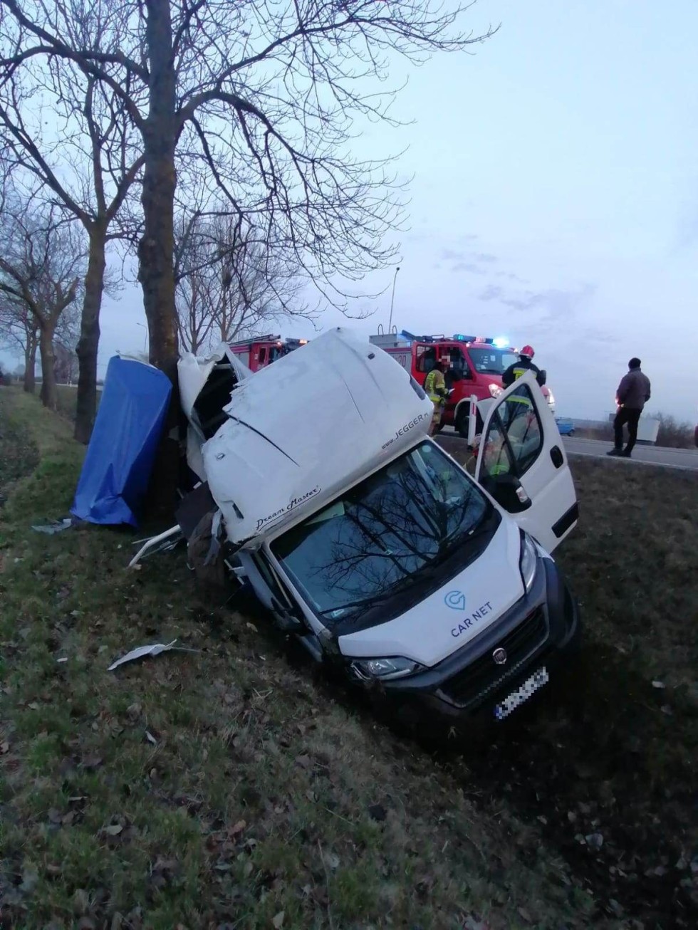 DK22. Samochód dostawczy w rowie – jedna osoba poszkodowana.