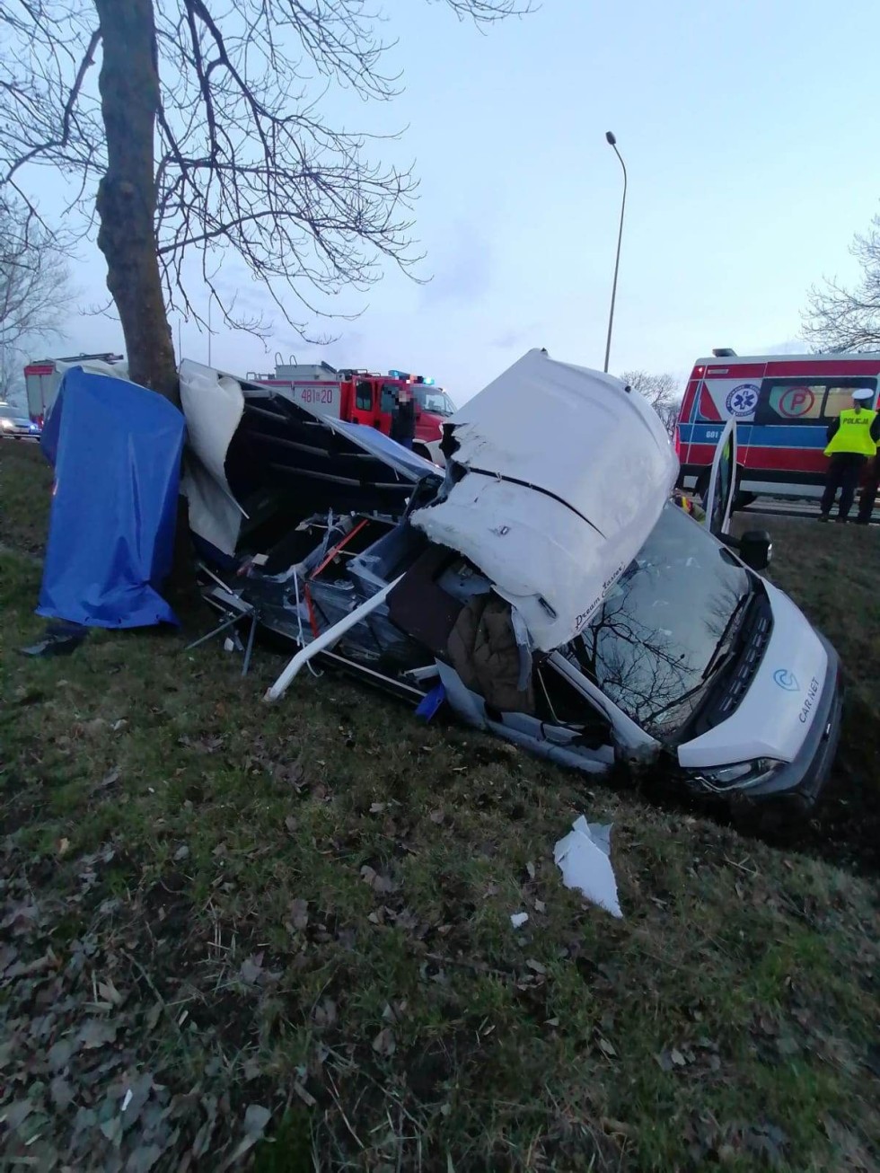 DK22. Samochód dostawczy w rowie – jedna osoba poszkodowana.