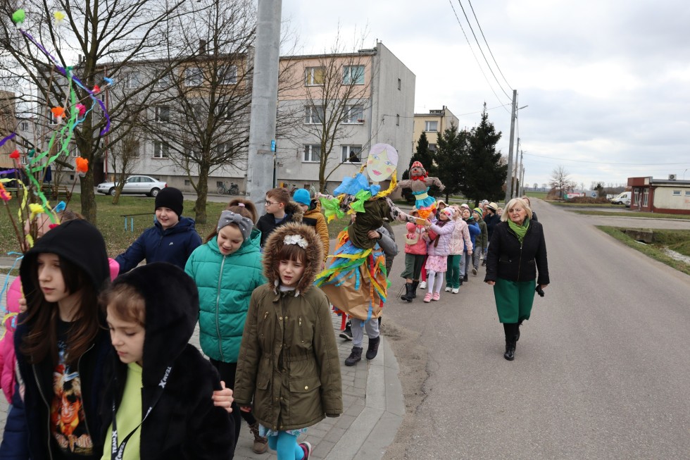 Miłoradz. Uczniowie ZSiP powitali wiosnę w tradycyjny sposób.
