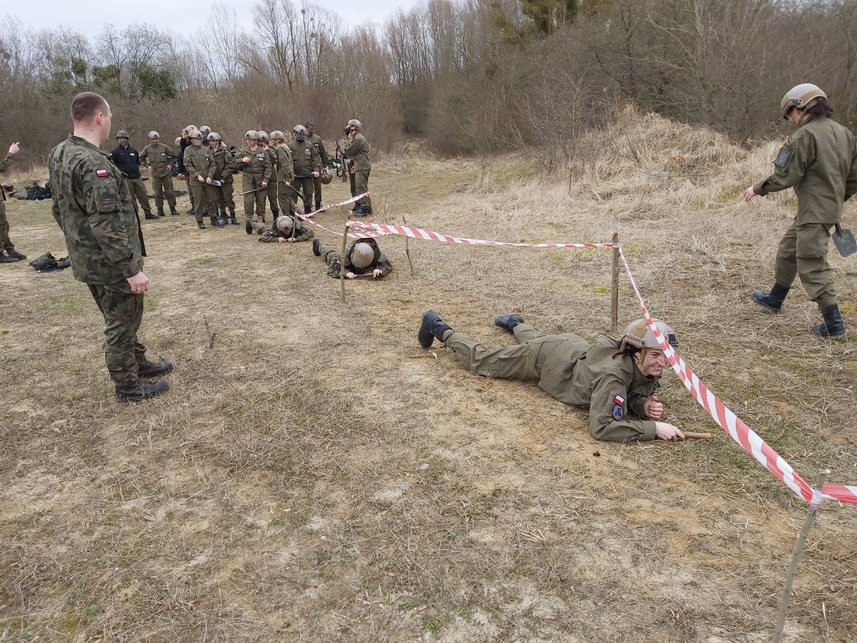 Malbork. Uczniowie ZST na zajęciach taktycznych w 22. BLT.