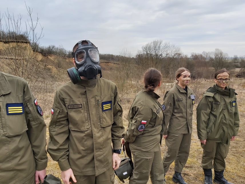 Malbork. Uczniowie ZST na zajęciach taktycznych w 22. BLT.