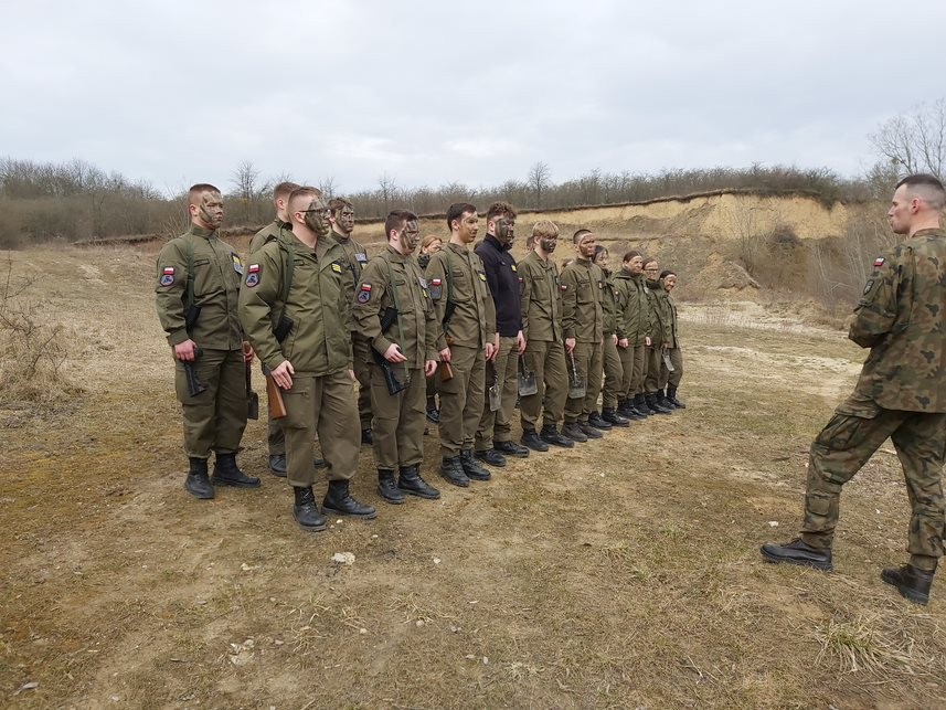 Malbork. Uczniowie ZST na zajęciach taktycznych w 22. BLT.