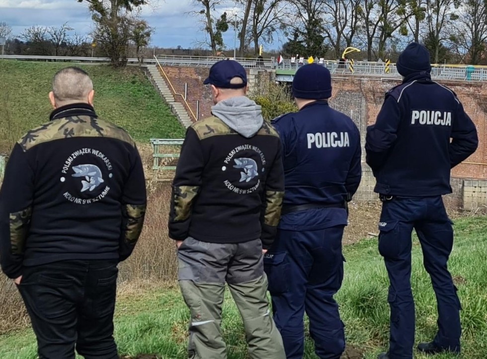 Powiat sztumski. Policjanci i Straż Rybacka kontrolują wędkarzy.