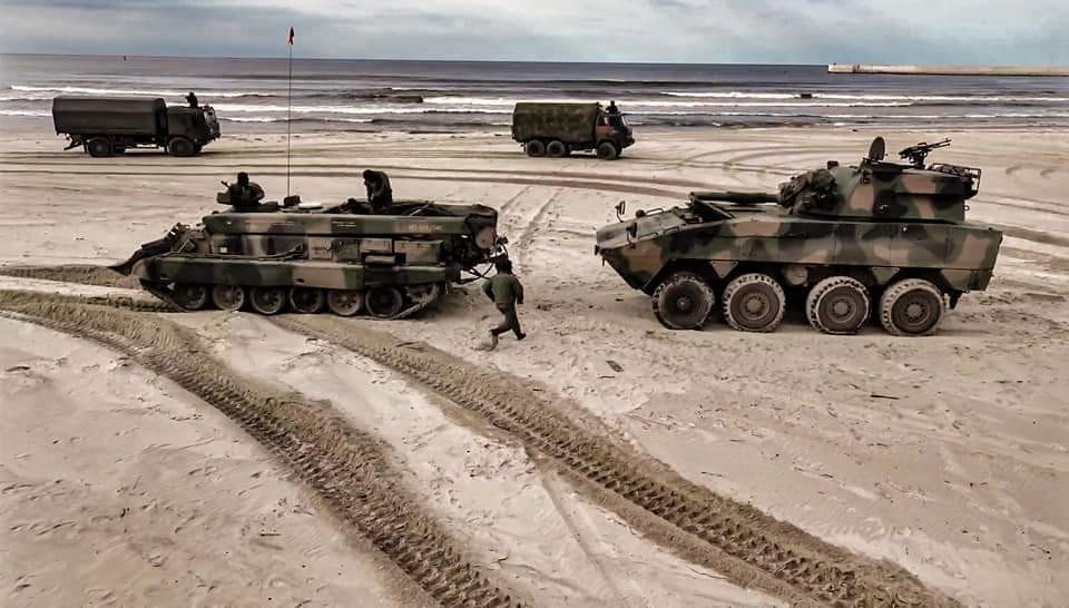 Ćwiczenia Zalew-23. Żołnierze 16. Dywizji wraz z sojusznikami przeprawią się przez Mierzeję Wiślaną. Zobacz wideo z plaży w Kątach Rybackich.