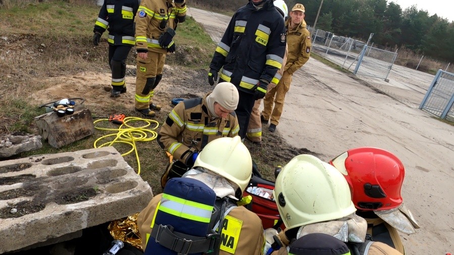 Powiat sztumski. Ćwiczenia strażaków w PSZOK w Miniętach.