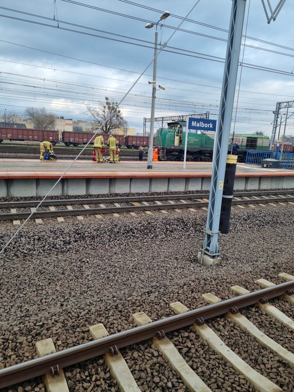 Mężczyzna wyskoczył z pociągu. Z obrażeniami trafił do szpitala – tygodniowy raport malborskich służb mundurowych.