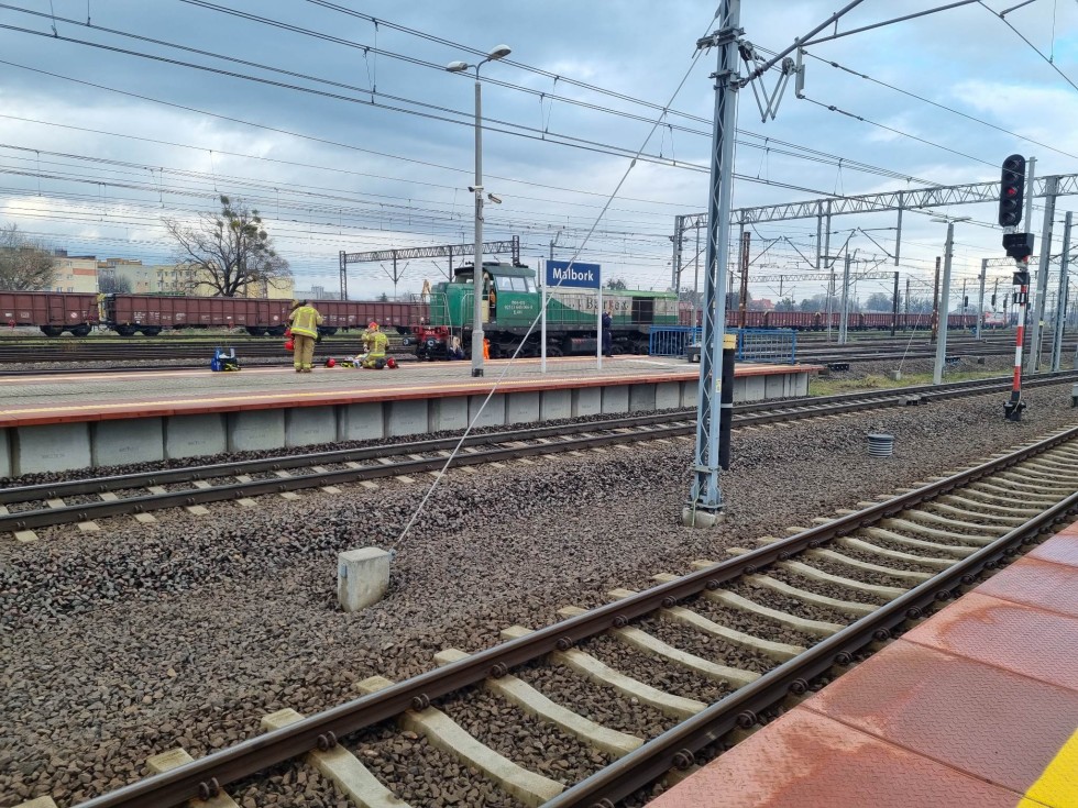 Mężczyzna wyskoczył z pociągu. Z obrażeniami trafił do szpitala – tygodniowy raport malborskich służb mundurowych.