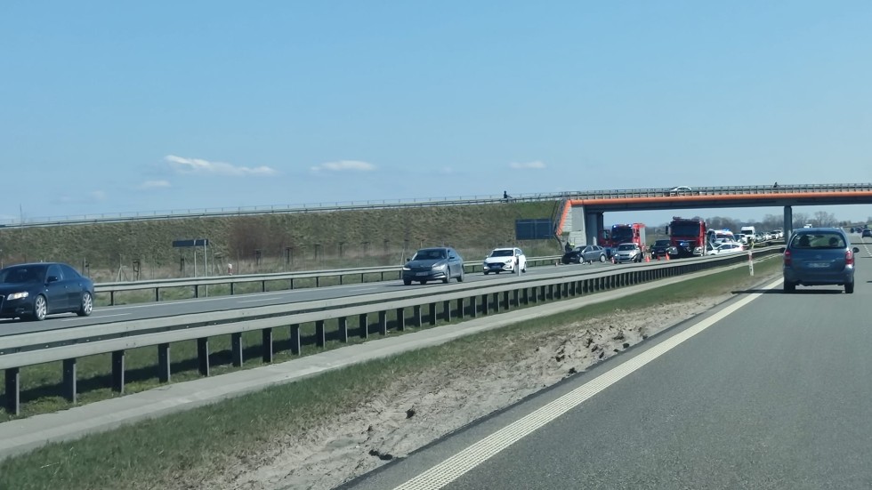 S7. Zderzenie dwóch osobówek w Kmiecinie. Korek miał długość około 6 km.
