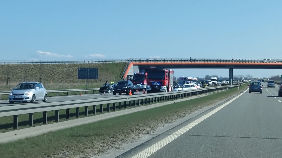 S7. Zderzenie dwóch osobówek w Kmiecinie. Korek miał długość około 6 km.