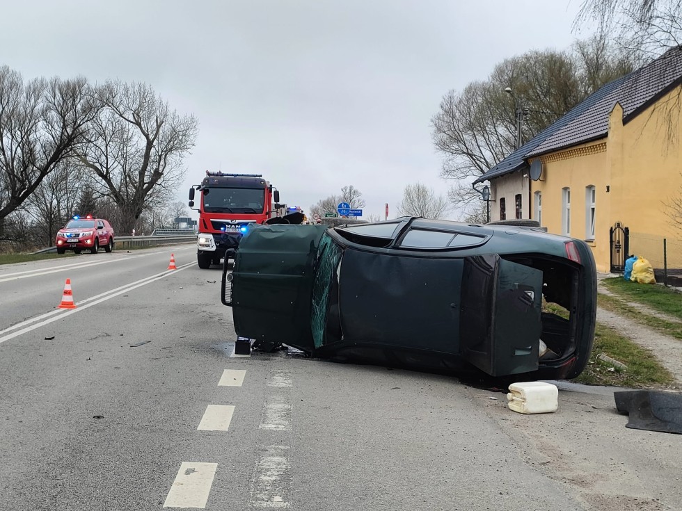 Powiat nowodworski. Zderzenie dwóch osobówek w Solnicy.
