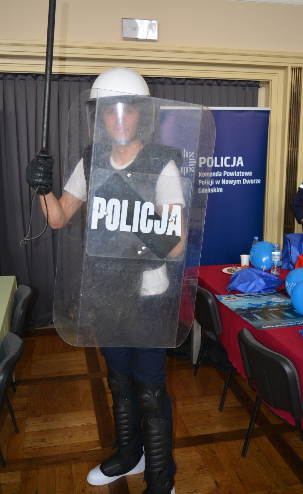 Nowy Dwór Gdański. Policjanci na Targach Pracy i Edukacji.