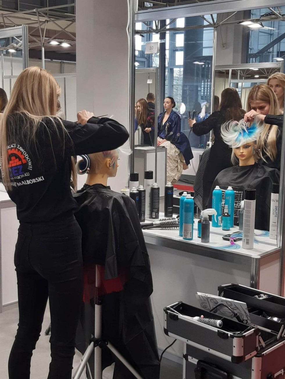 Malbork. Karolina Hajdukiewicz i Natalia Krusińska z Centrum Edukacji Zawodowej Mistrzyniami Polski we fryzjerstwie damskim. Wideo