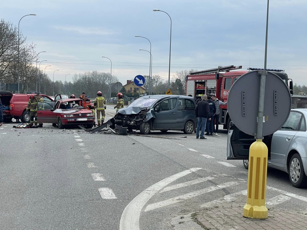 Powiat nowodworski. Trzy osoby poszkodowane w zderzeniu pojazdów osobowych w Solnicy.