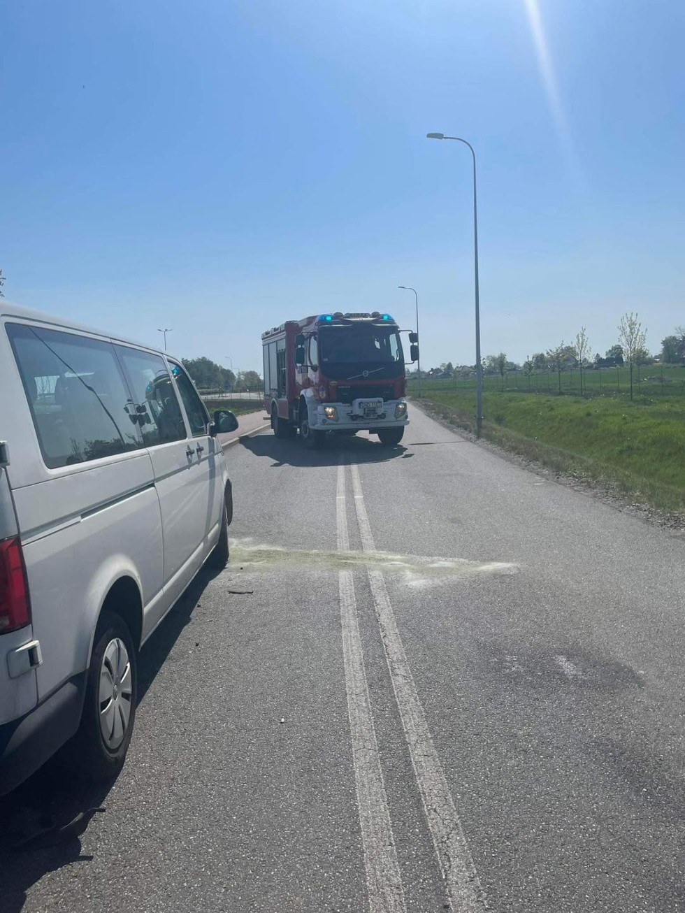 Powiat nowodworski. Czołówka dwóch pojazdów w Dworku – poszkodowana zabrana przez LPR.