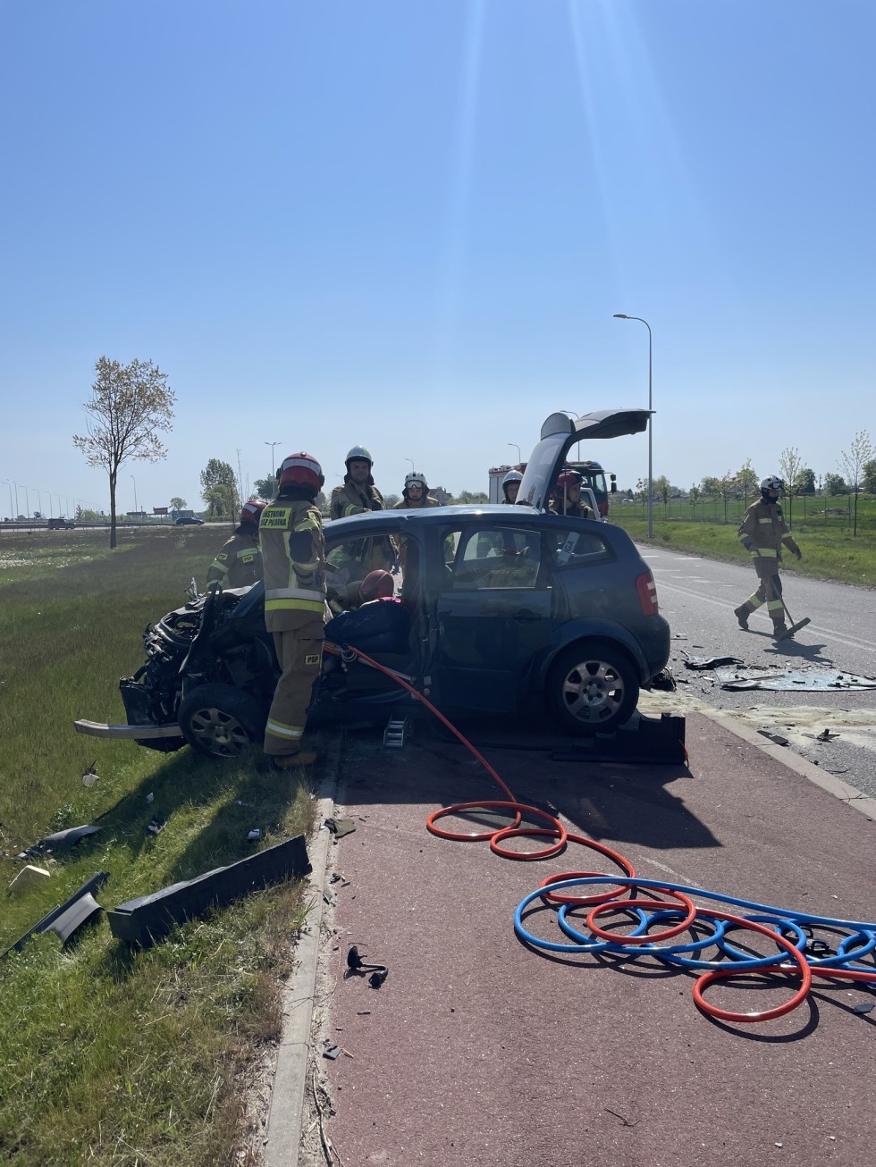 Powiat nowodworski. Czołówka dwóch pojazdów w Dworku – poszkodowana zabrana przez LPR.