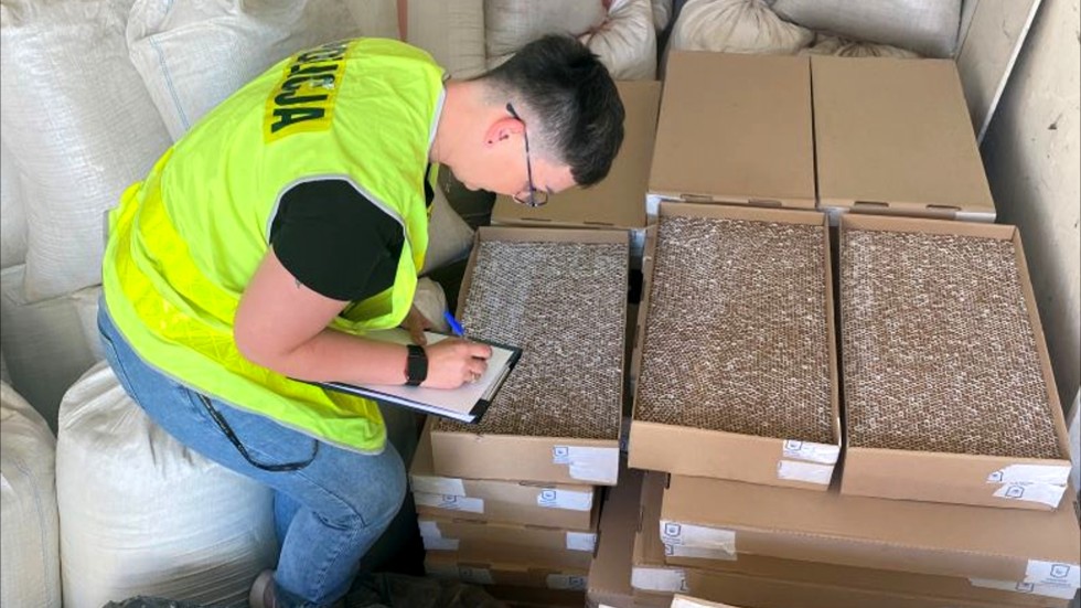 Sztum. Policjanci zabezpieczyli krajankę tytoniową i papierowy wartości ponad 1 mln zł.
