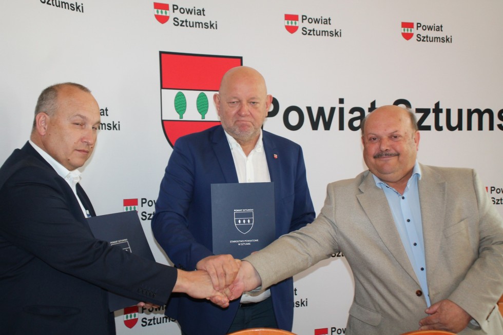 Powiat sztumski. Droga w Szropach zostanie przebudowana – podpisano umowę.